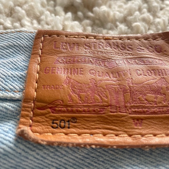 Levi’s 501 Shorts - Picture 3 of 7
